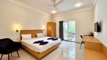 Habitación Premium, 1 cama de matrimonio grande, balcón | Colchones viscoelásticos, cortinas opacas, sistema de insonorización