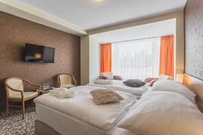 Dobbelt- eller tomannsrom (Free Wellness Access) | Minibar, safe på rommet, skrivebord og ekstrasenger (mot et tillegg)