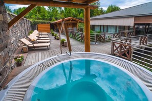 Outdoor spa tub - Kontakt wellness hotel (Stara Lesna)