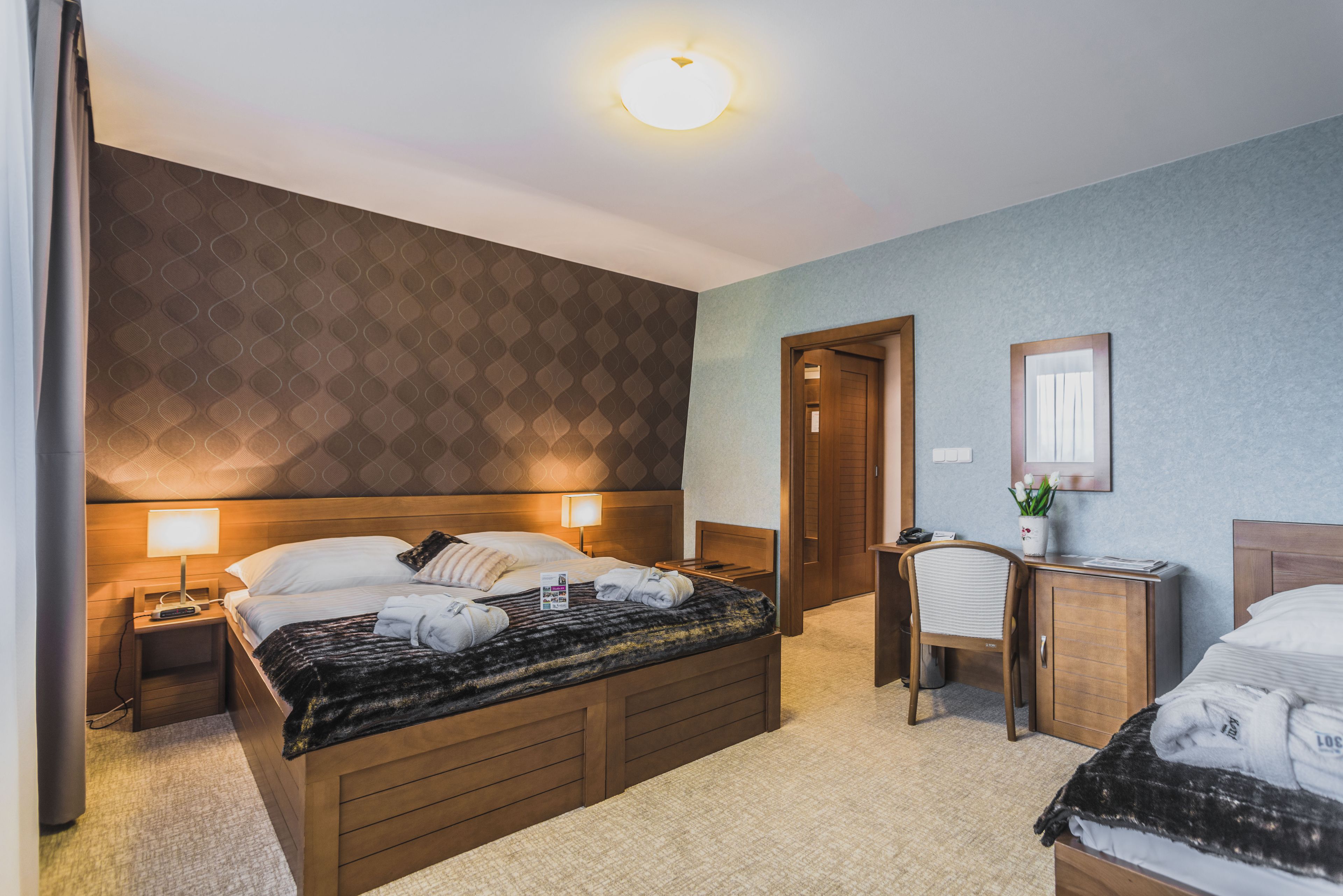 triple room (free wellness access) | minibar, in-room safe, desk, rollaway beds