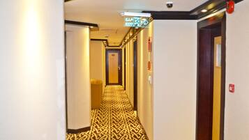 Jetted tub, free toiletries, towels