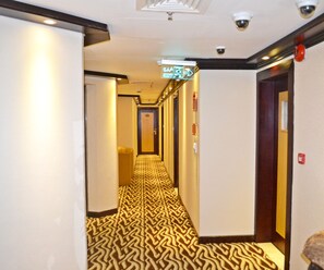 Jetted bath, free toiletries, towels - Strand Hotel (Abu Dhabi)