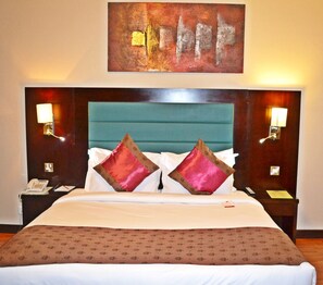 Safe på rommet, skrivebord, strykejern/-brett og barnesenger (inkludert)