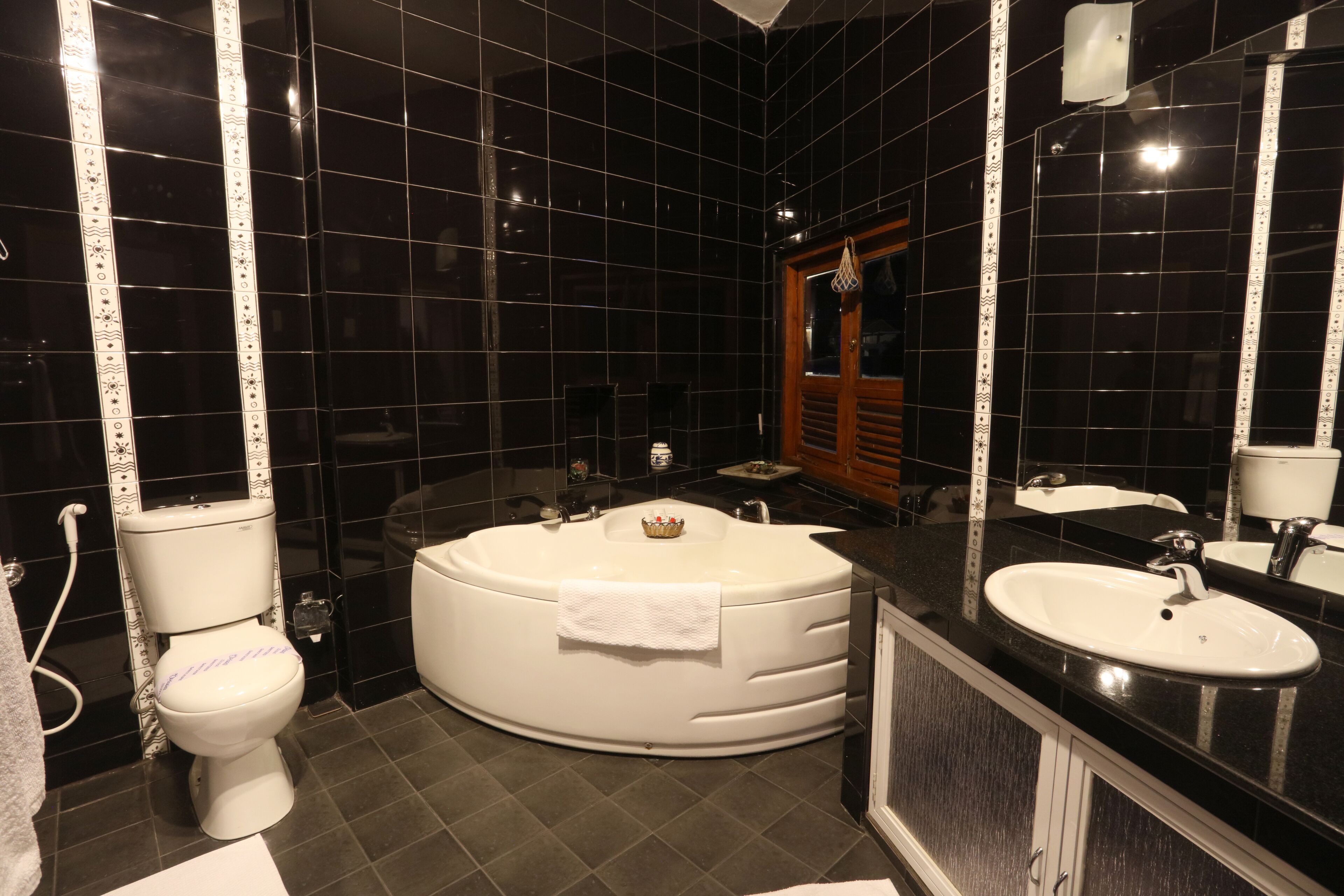 Deluxe Double Room Single Use | Bathroom | Deep soaking tub, free toiletries, hair dryer, bidet