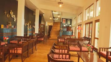 2 restaurants, breakfast, lunch, dinner served; international cuisine