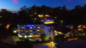 Bagian depan properti - sore/malam