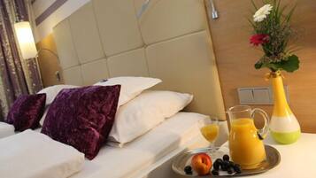 Ropa de cama de alta calidad y caja de seguridad en la habitación