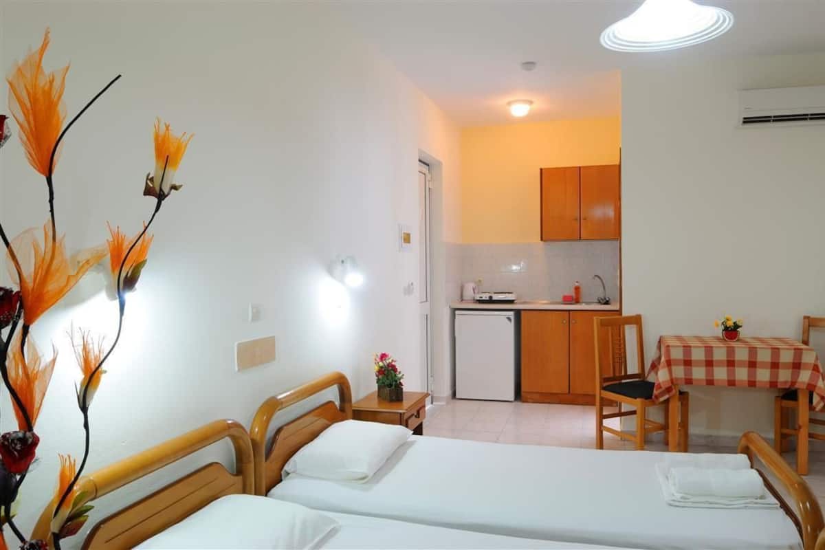 Decoración personalizada, muebles diferentes y cortinas blackout