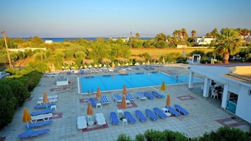Una piscina al aire libre, tumbonas