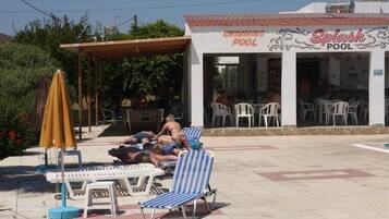 Bar junto a la piscina