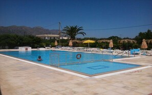 Piscina all'aperto, lettini