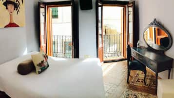 Habitación doble | Ropa de cama de alta calidad, minibar, caja fuerte