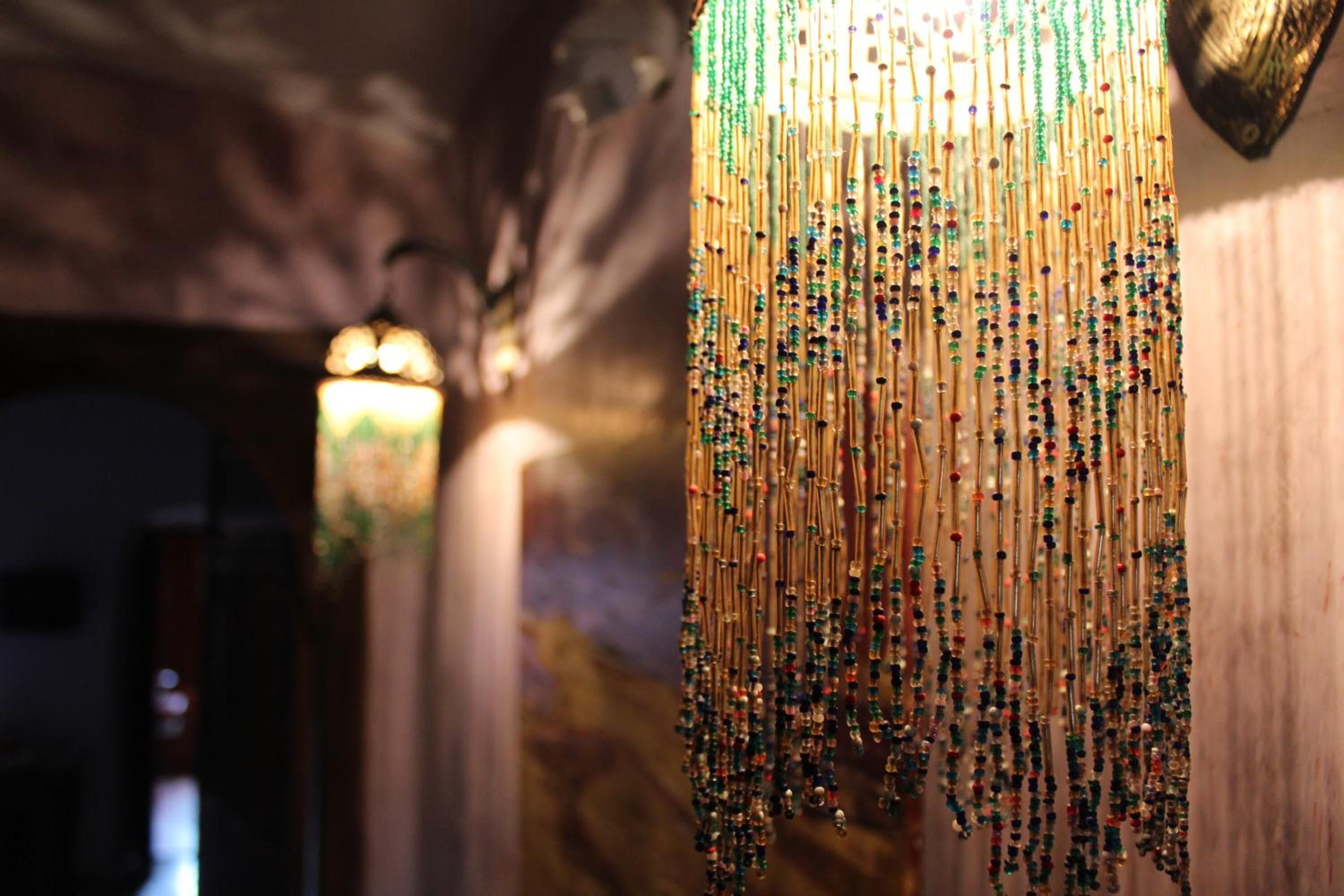 Un pasillo con una decoración colgante de cuentas multicolores.
