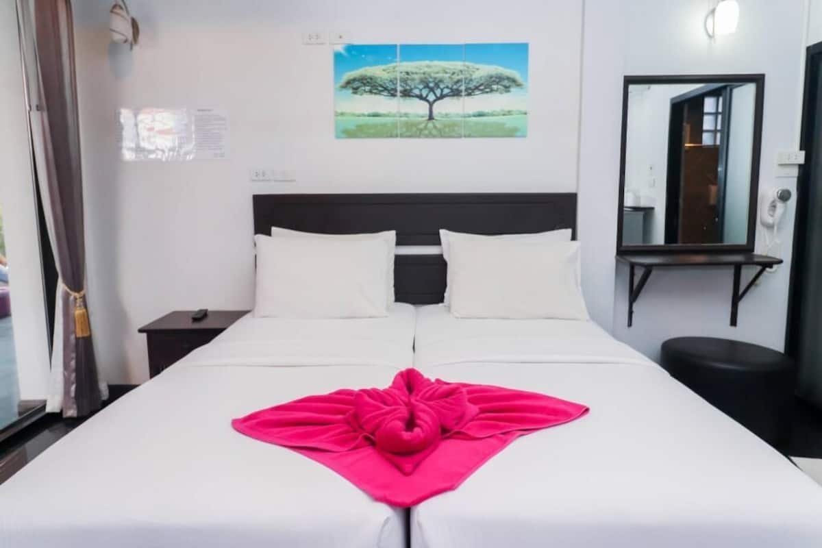 In-room safe, desk, free WiFi
