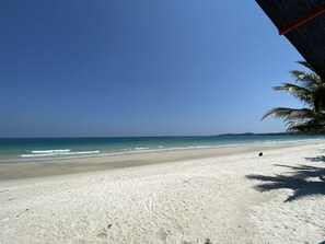A beach with white sand and clear blue water. - Sinsamut Koh Samed Hotel (Rayong)