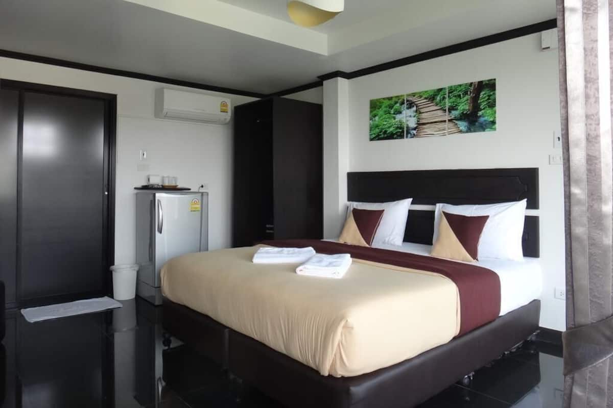 In-room safe, desk, free WiFi