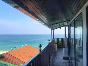 A balcony with a view of the ocean and boats. - Sinsamut Koh Samed Hotel (Rayong)