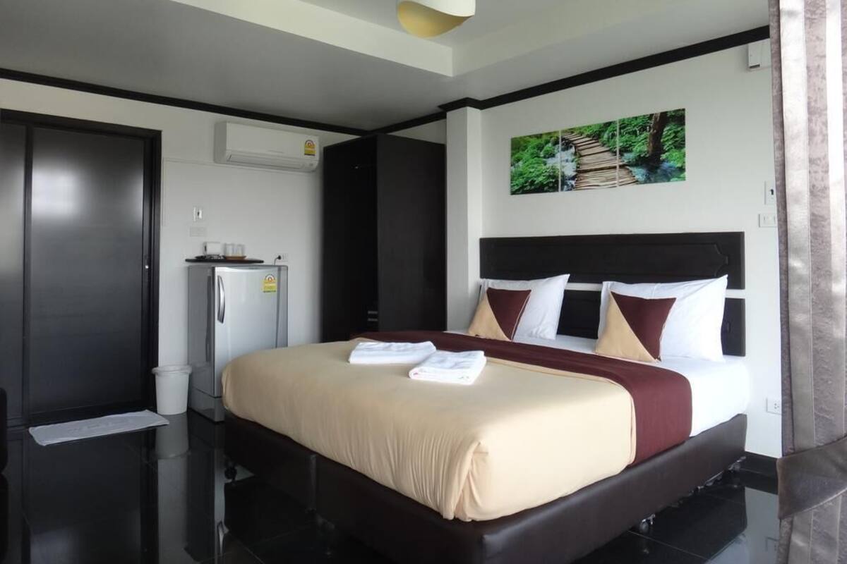 Deluxe Double Room | In-room safe, desk, WiFi (free)