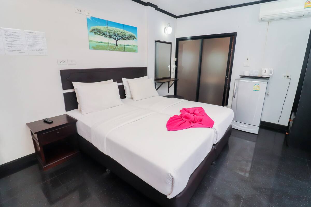Deluxe Twin Room | In-room safe, desk, WiFi (free)