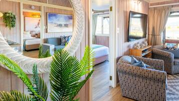 2 Bedroom Lagoon View Family Superior Chalet 04 | Living area