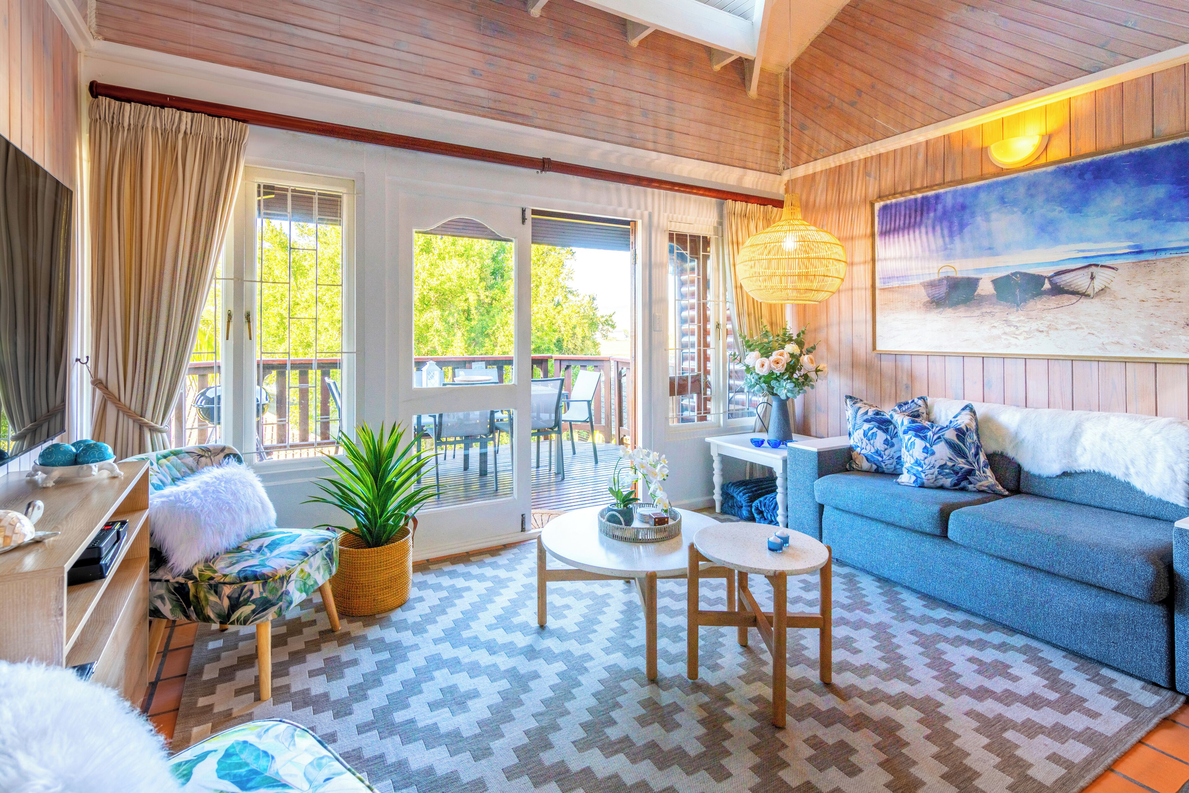 2 Bedroom Lagoon View Family Chalet 09 | Oppholdsområde | Flatskjerm-TV og bordtennis