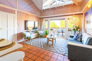 2 Bedroom Lagoon View Family Chalet 09 | 起居区 | 平板电视、乒乓球