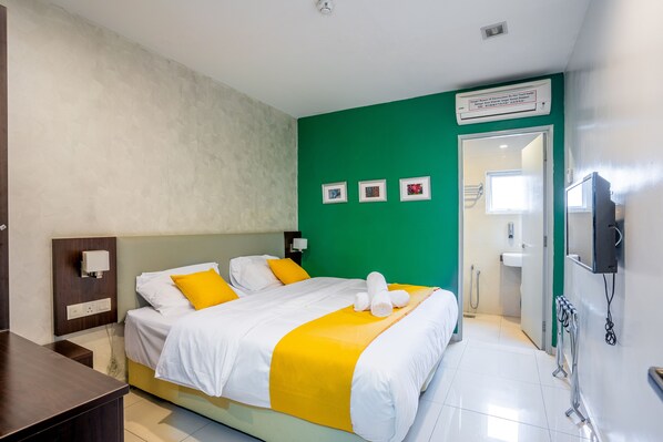 Superior Room, 1 King Bed | 1 bedroom, desk, iron/ironing board, free WiFi