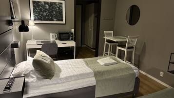 Habitación Confort con 1 cama doble o 2 individuales (Private bathroom) | Ropa de cama de alta calidad, tabla de planchar con plancha, wifi gratis