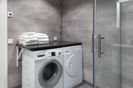 Comfort Apartment, 3 Bedrooms | Premium bedding, iron/ironing board, free WiFi, bed sheets