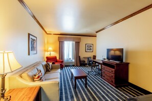 Room, 1 King Bed | Living area