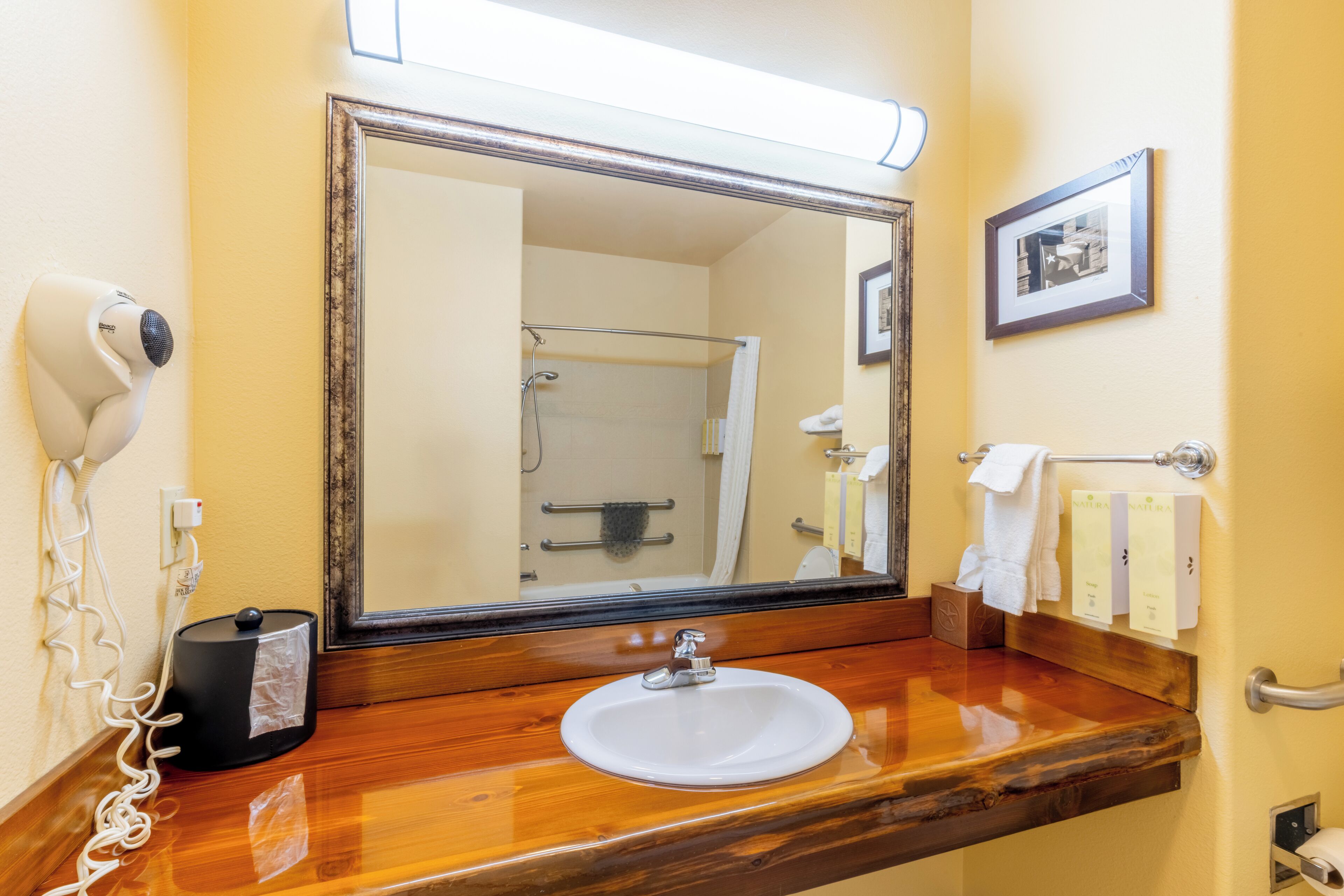 combined shower/bathtub, free toiletries, towels