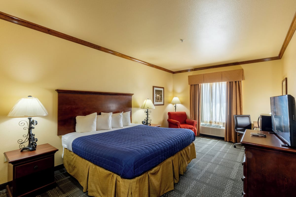 Premium bedding, desk, iron/ironing board, free WiFi