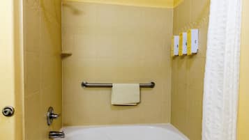 Un baño con bañera, ducha y toallero.