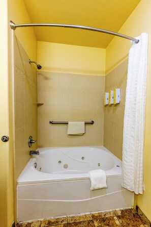 Room, 1 King Bed | Bathroom | Combined shower/tub, free toiletries, towels - Hotel Texas (Hallettsville)