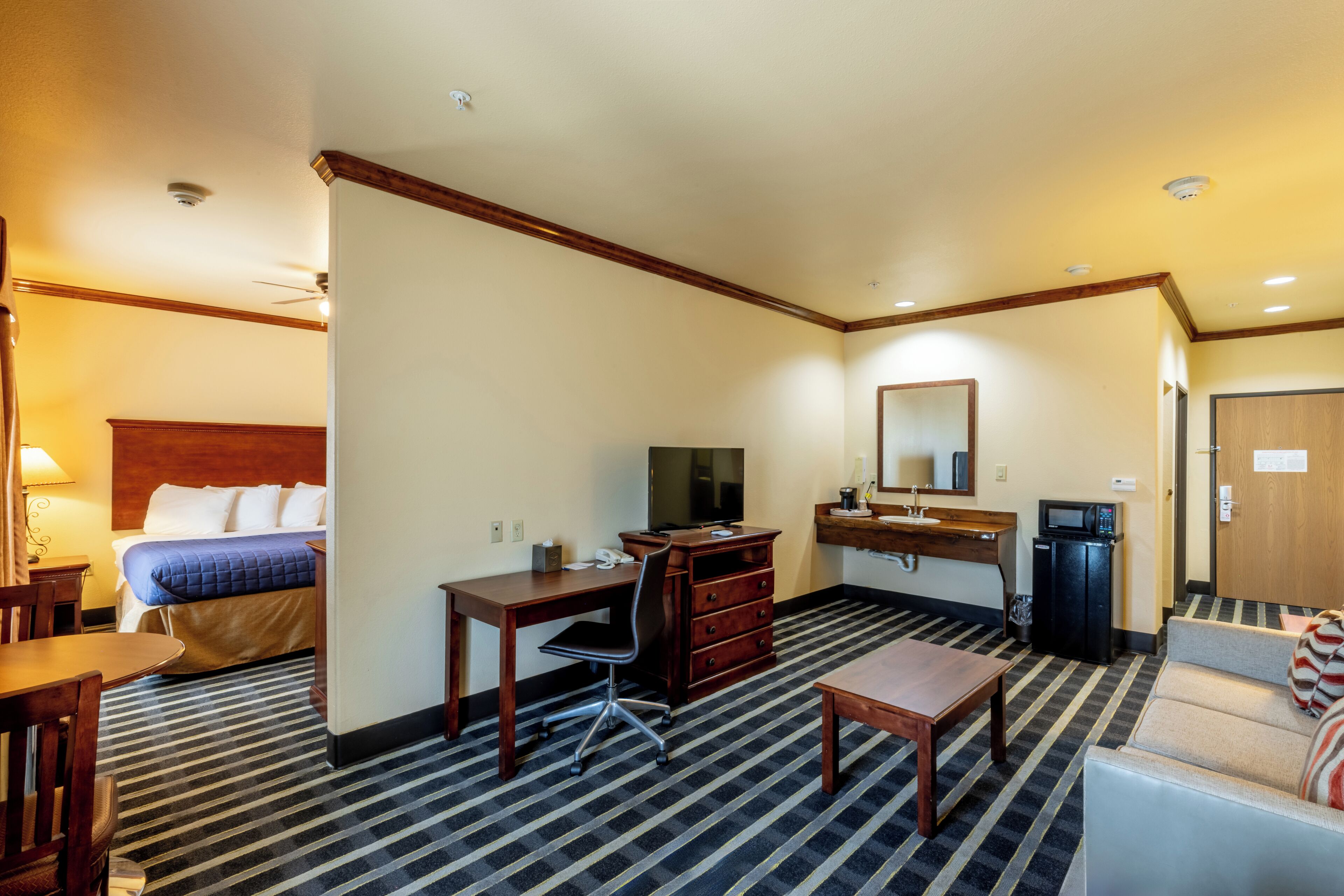 room, 1 king bed | living area | 32-inch flat-screen tv with cable channels, tv