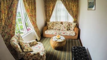 Deluxe Suite, 1 Double Bed, Bathtub | 1 bedroom, in-room safe, desk, iron/ironing board