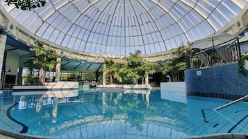3 indendørs pools, 2 udendørs pools, parasoller, liggestole