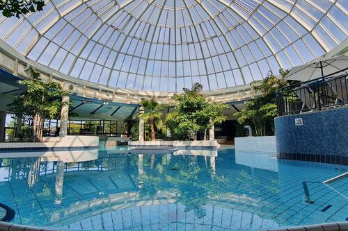 3 Innenpools, 2 Außenpools, Sonnenschirme, Liegestühle