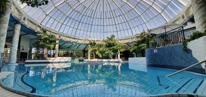 3 Innenpools, 2 Außenpools, Sonnenschirme, Liegestühle