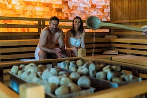 Un sauna, una bañera de hidromasaje, baño turco