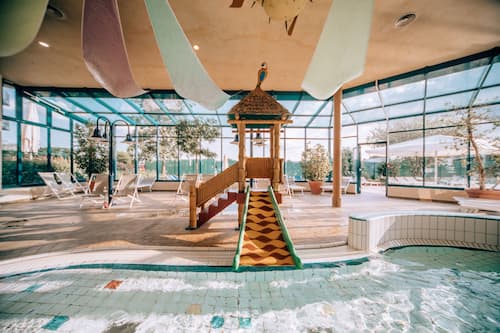 3 Innenpools, 2 Außenpools, Sonnenschirme, Liegestühle