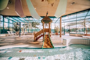 3 Innenpools, 2 Außenpools, Sonnenschirme, Liegestühle