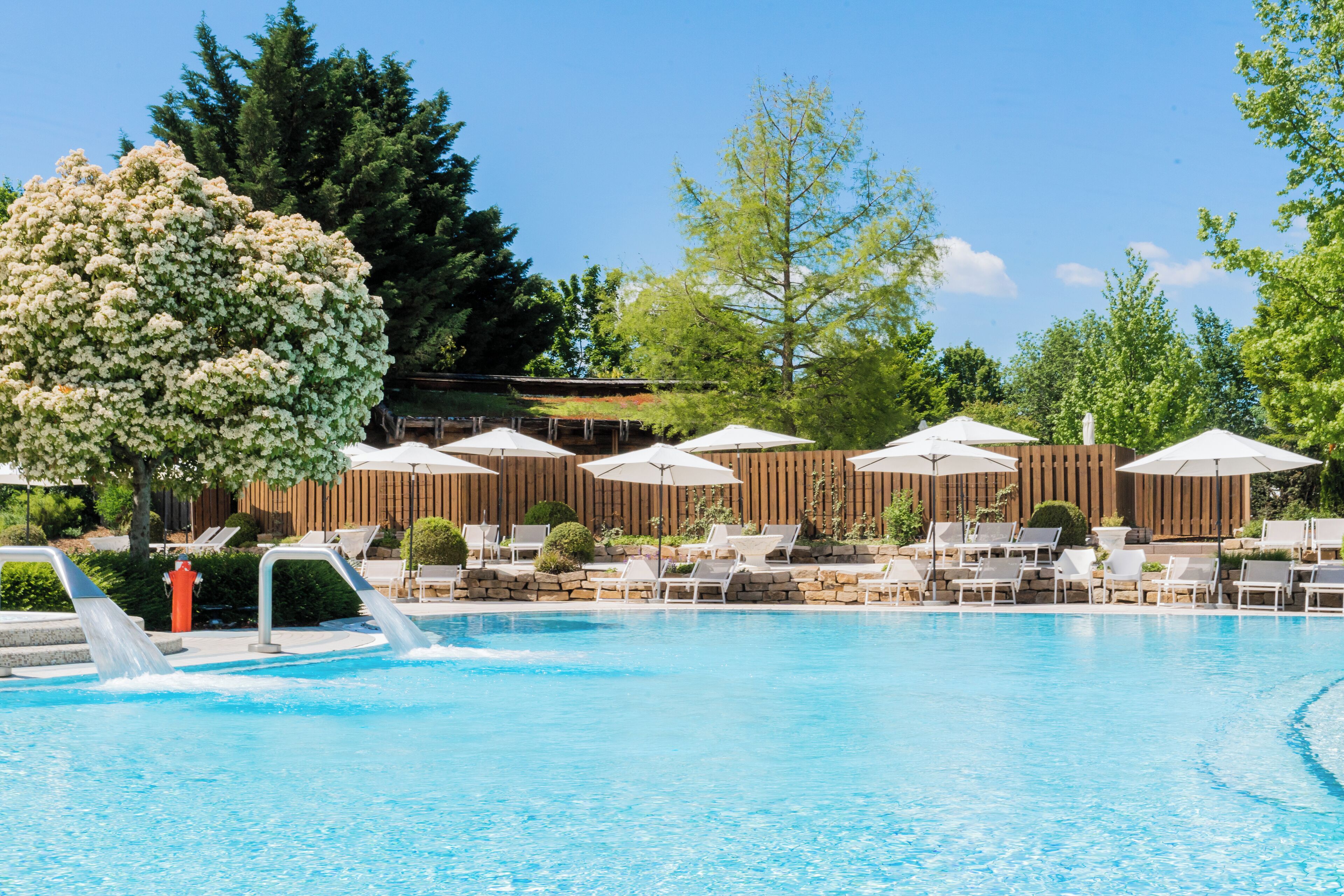 3 Innenpools, 2 Außenpools, Sonnenschirme, Liegestühle