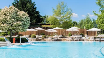 3 Innenpools, 2 Außenpools, Sonnenschirme, Liegestühle