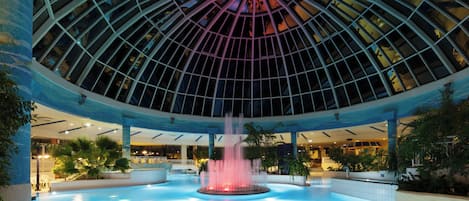 3 piscines couvertes, 2 piscines extérieures, parasols de plage