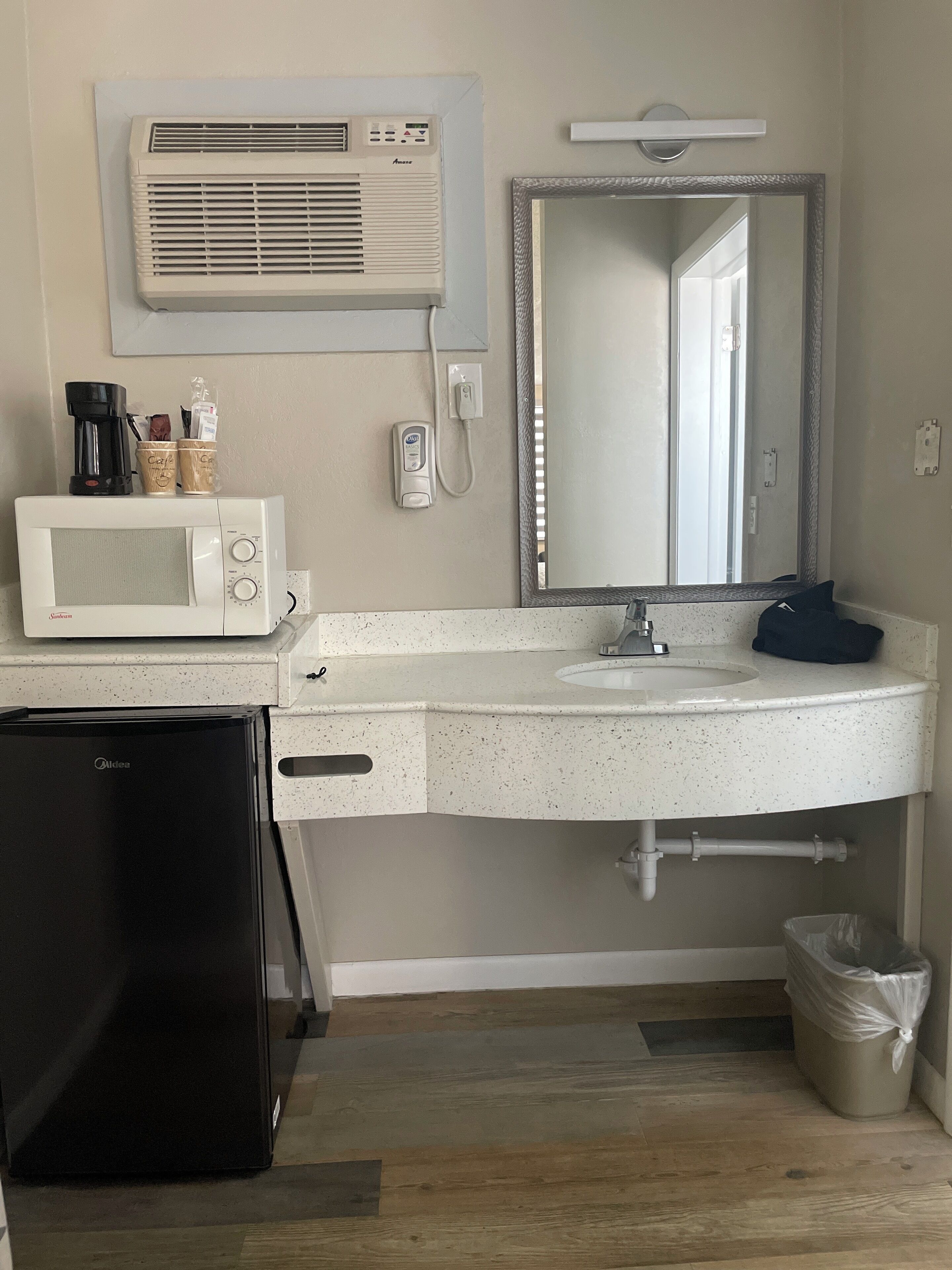 KING BED GROUND FLOOR | Bathroom | Combined shower/tub, free toiletries, hair dryer, towels