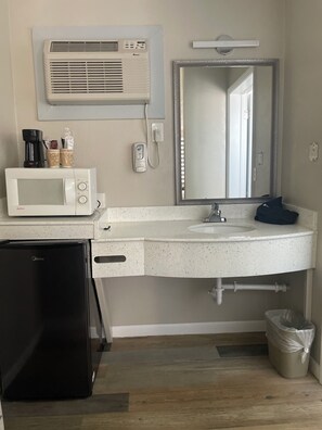 客房, 1 张特大床, 无烟房 | 浴室 | 淋浴/盆浴组合、免费洗浴用品、吹风机、毛巾