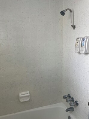 Zimmer, 1 King-Bett, Nichtraucher | Badezimmer | Duschwanne, kostenlose Toilettenartikel, Haartrockner, Handtücher