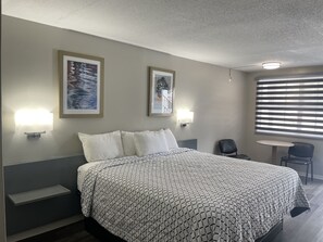 客房, 1 张特大床, 无烟房 | 办公桌、笔记本电脑工作区、免费 WiFi、床单