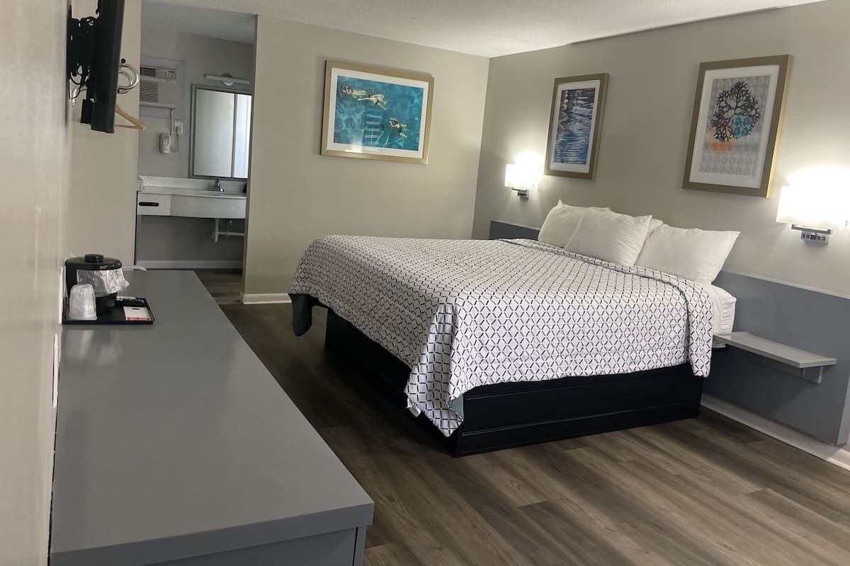 KING BED SECOND FLOOR | Desk, laptop workspace, free WiFi, bed sheets